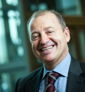 Autor Maurizio Canton sagt: „Echter Erfolg stellt sich über die technische Kompetenz hinaus durch eine agile und innovative DevOps-Mentalität ein.“ Autor Maurizio Canton sagt: „Echter Erfolg stellt sich über die technische Kompetenz hinaus durch eine agile und innovative DevOps-Mentalität ein.“