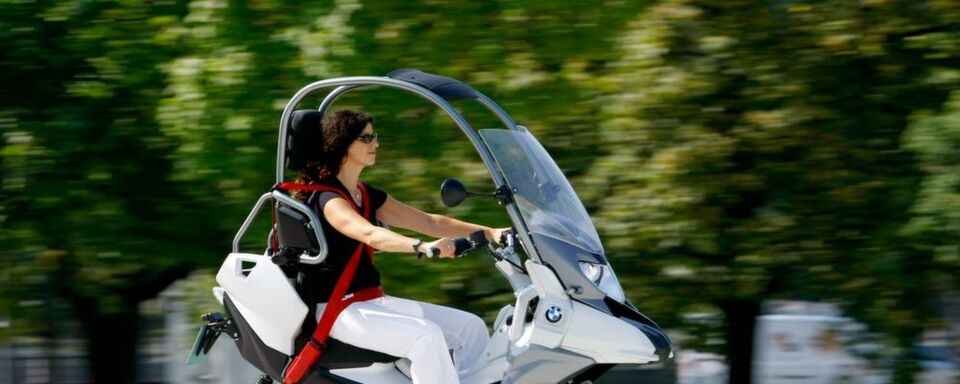 Zuletzt weckte BMW im Jahr 2009 mit dem Konzept C1-E die Hoffnung auf eine Rückkehr des Helmfrei-Rollers C1. Zuletzt weckte BMW im Jahr 2009 mit dem Konzept C1-E die Hoffnung auf eine Rückkehr des Helmfrei-Rollers C1.
