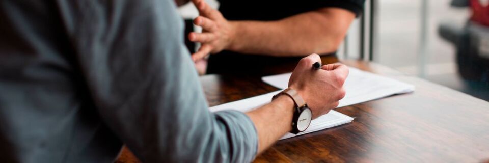 Außendienstmitarbeiter sind noch immer ein wichtiger Touchpoint in der Customer Journey – und sollten deshalb von Anfang an in die Digitalstrategie einbezogen werden. Außendienstmitarbeiter sind noch immer ein wichtiger Touchpoint in der Customer Journey – und sollten deshalb von Anfang an in die Digitalstrategie einbezogen werden.