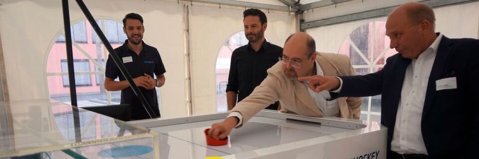 Beim Symposium „Digitalisierung im Dialog“ der Technische Hochschule Deggendorf (THD) fand der Demonstrator Smart Airhockey von AMK seine Anerkennung. Beim Symposium „Digitalisierung im Dialog“ der Technische Hochschule Deggendorf (THD) fand der Demonstrator Smart Airhockey von AMK seine Anerkennung.