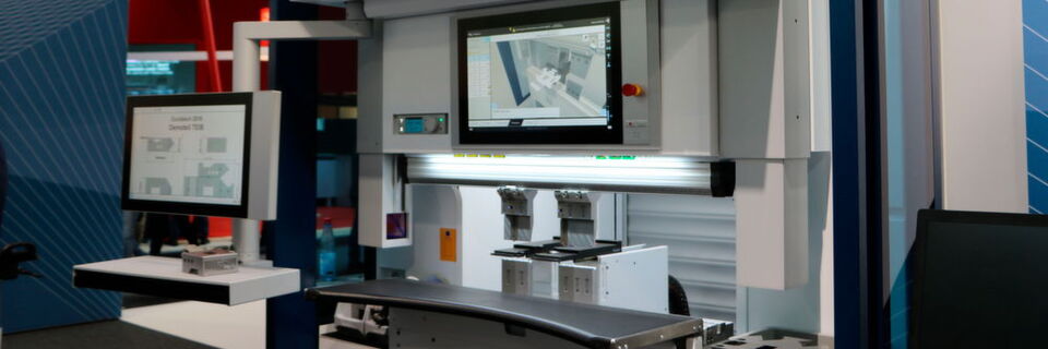 Die kleine Abkantpresse Trubend 7036 verfügt jetzt über die gleiche Touchpoint-Steuerung wie die Abkantpressen der 5000er-Serie. Die kleine Abkantpresse Trubend 7036 verfügt jetzt über die gleiche Touchpoint-Steuerung wie die Abkantpressen der 5000er-Serie.