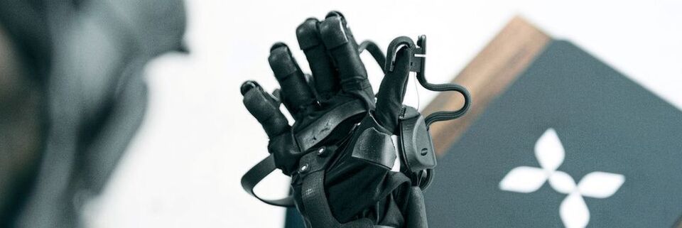 Der Haptx Glove besteht aus einem „smarten“ Stoff, in dem Mikrofluide und Luftpolster sowie ein Exoskelett für haptisches Feedback sorgen. Der Haptx Glove besteht aus einem „smarten“ Stoff, in dem Mikrofluide und Luftpolster sowie ein Exoskelett für haptisches Feedback sorgen.