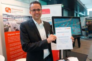 Dr.-Ing. Hendrik Thamer, BIBA-Wissenschaftler und Geschäftsführer des Start-ups Cellumation, freut sich über die Auszeichnung seines Fördersystems auf dem Logistik-Kongress. Dr.-Ing. Hendrik Thamer, BIBA-Wissenschaftler und Geschäftsführer des Start-ups Cellumation, freut sich über die Auszeichnung seines Fördersystems auf dem Logistik-Kongress.