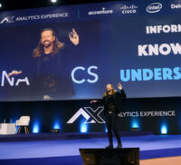 Der Wirtschaftsphilosoph Anders Indset provozierte das Publikum mit seinem Vortrag „Wild Knowledge – Expecting the Unexpected“. Der Wirtschaftsphilosoph Anders Indset provozierte das Publikum mit seinem Vortrag „Wild Knowledge – Expecting the Unexpected“.