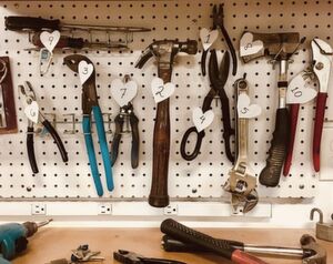 Oft sind Tools in der Unternehmenskommunikation nicht dokumentiert und auf die eigene Praxis zugeschnitten. Es empfiehlt sich eine Toolbox. Oft sind Tools in der Unternehmenskommunikation nicht dokumentiert und auf die eigene Praxis zugeschnitten. Es empfiehlt sich eine Toolbox.