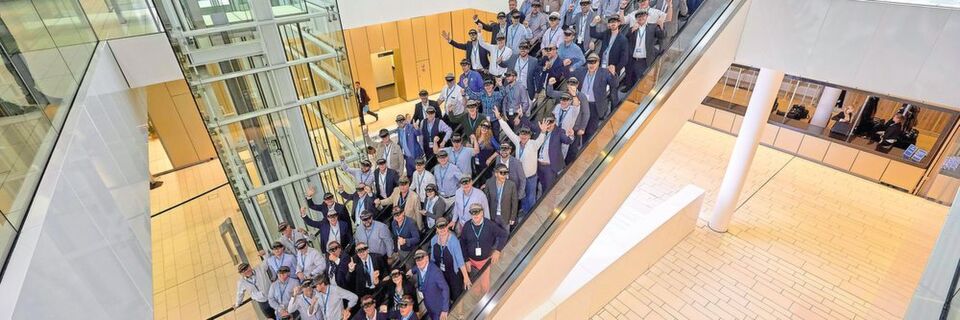 120 Sales-Manager aus Deutschland, Großbritannien, Belgien, Frankreich, Italien und Spanien setzen bei ihren Kundenterminen von nun an die neue Technik Hololinc ein. 2019 sollen dann auch Norwegen und Japan folgen. 120 Sales-Manager aus Deutschland, Großbritannien, Belgien, Frankreich, Italien und Spanien setzen bei ihren Kundenterminen von nun an die neue Technik Hololinc ein. 2019 sollen dann auch Norwegen und Japan folgen.