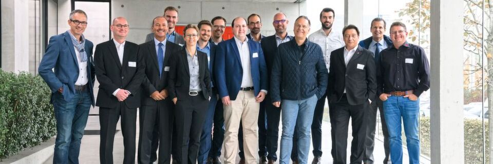 Gruppenfoto vom Beiratstreffen der T4M: Hinten (v.l.n.r.): Alwin Reger, Jonas Frey, Niklas Kuczaty, Christoph Hasse, Oliver Brück, Sascha Gersmann, Dr. Elmar Bourdon. Vorne (v.l.n.r.): Peter Reinhardt, Axel Storz (für Fraunhofer IPA), Manfred Seeber, Susanne Baumann, Michael Götti, André Stutz, Hans Hauger (für LPW Reinigungssysteme), Matthias Gindele. Gruppenfoto vom Beiratstreffen der T4M: Hinten (v.l.n.r.): Alwin Reger, Jonas Frey, Niklas Kuczaty, Christoph Hasse, Oliver Brück, Sascha Gersmann, Dr. Elmar Bourdon. Vorne (v.l.n.r.): Peter Reinhardt, Axel Storz (für Fraunhofer IPA), Manfred Seeber, Susanne Baumann, Michael Götti, André Stutz, Hans Hauger (für LPW Reinigungssysteme), Matthias Gindele.