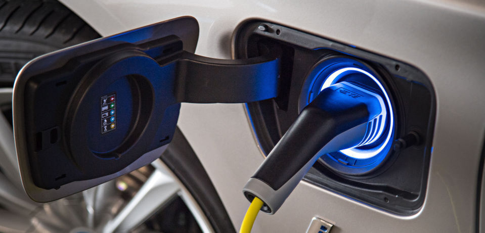 „In den kommenden Jahren werden die deutschen Autohersteller E-Modelle auf den Markt bringen, die mit einer hohen Leistung aufgeladen werden können. Das ist eine große Herausforderung und Chance für die Automobilindustrie und Ladeunternehmen“, so Bart Lubbers, Mitbegründer von Fastned. „In den kommenden Jahren werden die deutschen Autohersteller E-Modelle auf den Markt bringen, die mit einer hohen Leistung aufgeladen werden können. Das ist eine große Herausforderung und Chance für die Automobilindustrie und Ladeunternehmen“, so Bart Lubbers, Mitbegründer von Fastned.