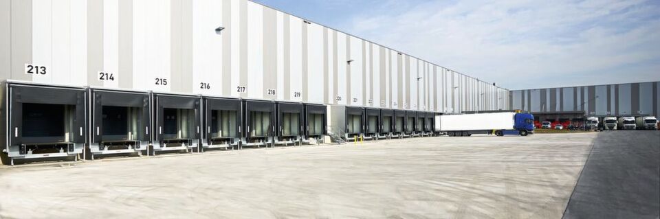 Hörmann lieferte für Metros größten deutschen Logistikstandort in Marl unter anderem 407 Industrie-Sektionaltore, Ladebrücken und Vorsatzschleusen sowie Schnelllauftore, Feuerschutz-Schiebetore und Türen. Hörmann lieferte für Metros größten deutschen Logistikstandort in Marl unter anderem 407 Industrie-Sektionaltore, Ladebrücken und Vorsatzschleusen sowie Schnelllauftore, Feuerschutz-Schiebetore und Türen.