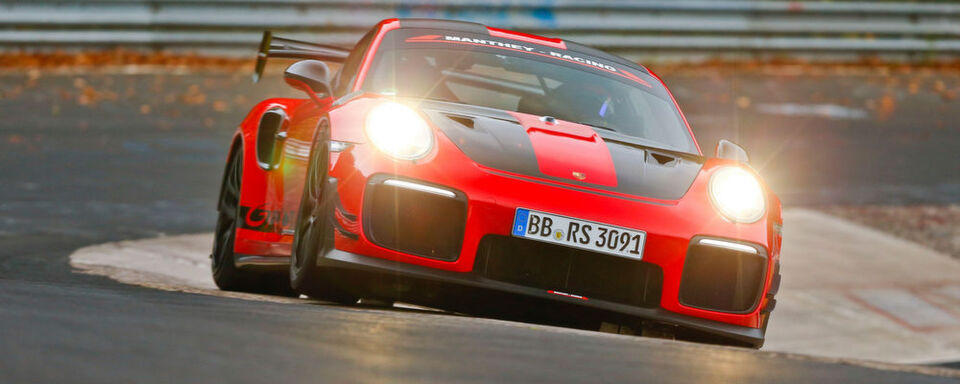 Der Porsche 911 GT2 RS wird von einem 3,8-Liter-Aggregat angetrieben und entwickelt ein Drehmoment von 750 Newtonmetern. Der Porsche 911 GT2 RS wird von einem 3,8-Liter-Aggregat angetrieben und entwickelt ein Drehmoment von 750 Newtonmetern.