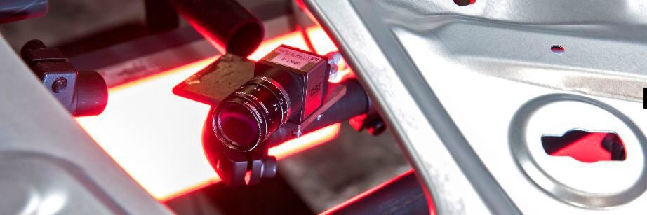 Als einer der ersten Automobilhersteller weltweit will Audi Machine Learning (ML) künftig in der Serienproduktion einsetzen. Die selbst entwickelte Software erkennt und markiert feinste Risse in Blechteilen – automatisiert, zuverlässig und in Sekundenschnelle. Mit dem Projekt fördert Audi Künstliche Intelligenz im Unternehmen und revolutioniert den Prüfprozess im Produktionsablauf. Als einer der ersten Automobilhersteller weltweit will Audi Machine Learning (ML) künftig in der Serienproduktion einsetzen. Die selbst entwickelte Software erkennt und markiert feinste Risse in Blechteilen – automatisiert, zuverlässig und in Sekundenschnelle. Mit dem Projekt fördert Audi Künstliche Intelligenz im Unternehmen und revolutioniert den Prüfprozess im Produktionsablauf.