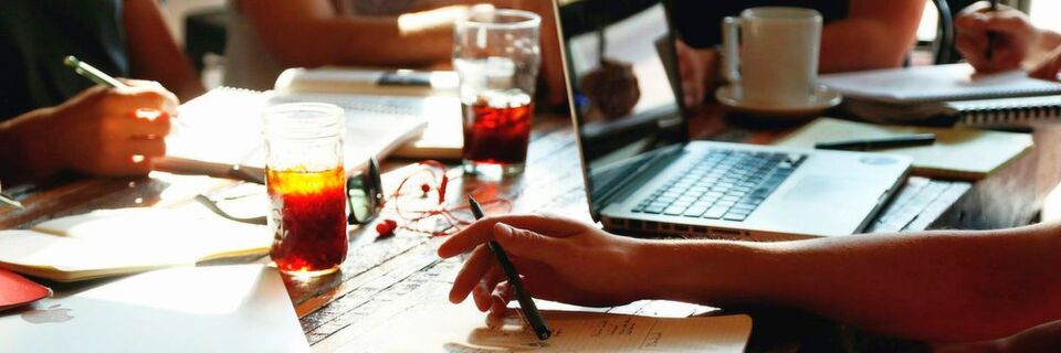 Ziel des Digital-Incubator-Modells ist es, dass ein Unternehmen langfristig von den Beratungsleistungen profitiert, das gewonnene Know-how immer mehr nach innen verlagert und parallel die Agenturleistung nach und nach reduziert. Ziel des Digital-Incubator-Modells ist es, dass ein Unternehmen langfristig von den Beratungsleistungen profitiert, das gewonnene Know-how immer mehr nach innen verlagert und parallel die Agenturleistung nach und nach reduziert.
