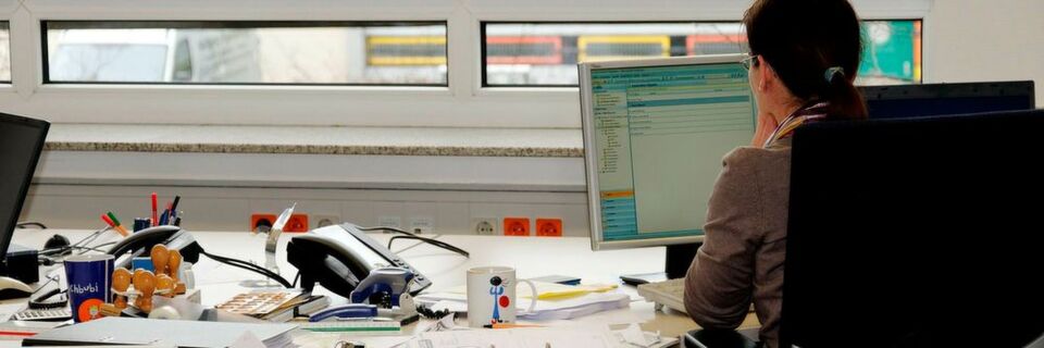 Selbst Routineaufgaben werden heute oft noch von Hand erledigt. Mit Robotic Process Automation (RPA), dem Einsatz von Software-Robotern, lassen sich viele administrative Vorgänge automatisieren. Selbst Routineaufgaben werden heute oft noch von Hand erledigt. Mit Robotic Process Automation (RPA), dem Einsatz von Software-Robotern, lassen sich viele administrative Vorgänge automatisieren.