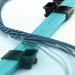 Bild 1: Die Dräxlmaier Multischiene ist eine moderne Alternative zu klassischen Rundleitern und zeichnet sich bei allen im Automobilbereich gängigen Spannungsklassen durch eine besonders hohe elektromagnetische Verträglichkeit aus. Daher ist sie eine ideale Basis für das befilterte Hochvoltbordnetz. Bild 1: Die Dräxlmaier Multischiene ist eine moderne Alternative zu klassischen Rundleitern und zeichnet sich bei allen im Automobilbereich gängigen Spannungsklassen durch eine besonders hohe elektromagnetische Verträglichkeit aus. Daher ist sie eine ideale Basis für das befilterte Hochvoltbordnetz.