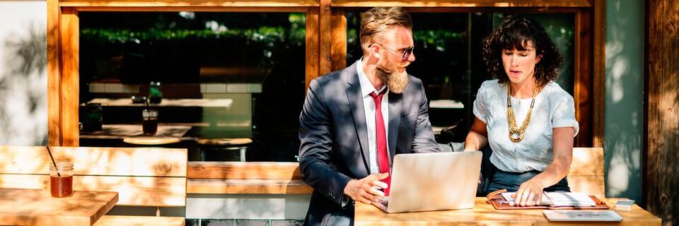 Durch neu gewonnene, direkte Marketing- und Absatzmöglichkeiten können Produkte den Kunden direkt angeboten werden. Durch neu gewonnene, direkte Marketing- und Absatzmöglichkeiten können Produkte den Kunden direkt angeboten werden.