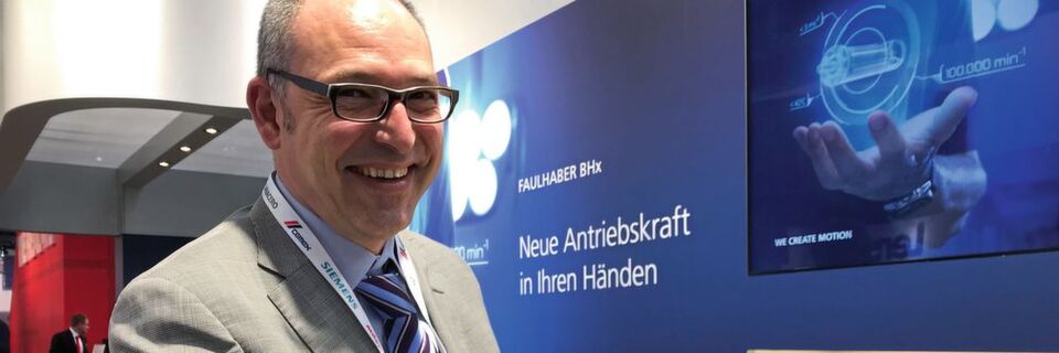 Silvio Taraborelli, Produktmanager bei Faulhaber, stellt die neuen Servomotoren der Serie 1660...BHx vor. Silvio Taraborelli, Produktmanager bei Faulhaber, stellt die neuen Servomotoren der Serie 1660...BHx vor.