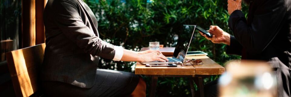 Die direkte Kommunikation zwischen Einkäufer und Lieferant nimmt stetig ab. Dabei sind partnerschaftliche Beziehungen zu Lieferanten trotz Digitalisierung wichtig. Die direkte Kommunikation zwischen Einkäufer und Lieferant nimmt stetig ab. Dabei sind partnerschaftliche Beziehungen zu Lieferanten trotz Digitalisierung wichtig.