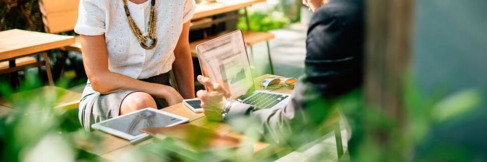 Augmented Reality Anwendungen reichern die aktuelle Umgebung des Nutzers mit virtuellen Informationen an und erhöhen somit seinen Handlungsspielraum. Augmented Reality Anwendungen reichern die aktuelle Umgebung des Nutzers mit virtuellen Informationen an und erhöhen somit seinen Handlungsspielraum.
