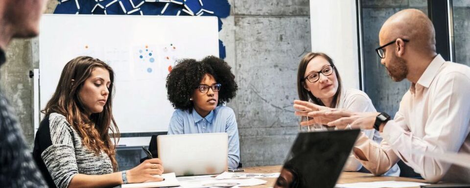 Die Unternehmensberatung Ernst & Young zeigt in der Studie „Fehlerkultur in deutschen Unternehmen“ wie Angestellte und Führungskräfte mit Fehlern umgehen und welche Folgen und Konsequenzen sich daraus ergeben. Die Unternehmensberatung Ernst & Young zeigt in der Studie „Fehlerkultur in deutschen Unternehmen“ wie Angestellte und Führungskräfte mit Fehlern umgehen und welche Folgen und Konsequenzen sich daraus ergeben.