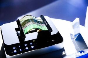 Royoles flexible Displays werden in Shenzhen (China) hergestellt, wo auch die Forschung und Entwicklung unter einem Dach stattfindet. Die Produktion erreicht eine Stückzahl von 50 Millionen flexiblen Displays pro Jahr. Royoles flexible Displays werden in Shenzhen (China) hergestellt, wo auch die Forschung und Entwicklung unter einem Dach stattfindet. Die Produktion erreicht eine Stückzahl von 50 Millionen flexiblen Displays pro Jahr.