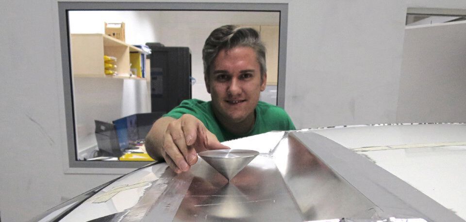 Gerald Artner installiert eine Probe-Antenne am Autodach. Gerald Artner installiert eine Probe-Antenne am Autodach.