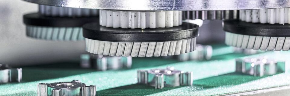 Die planetaren Bürsten werden mittels Zahnräder ohne zusätzliches Getriebe direkt über das zentrale Aggregat angetrieben. Die planetaren Bürsten werden mittels Zahnräder ohne zusätzliches Getriebe direkt über das zentrale Aggregat angetrieben.