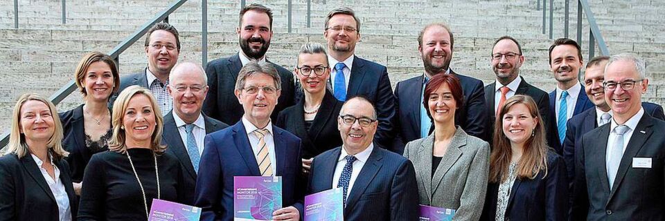 Schirmherr Klaus Vitt (links neben Prof. Dr. Helmut Krcmar in der ersten Reihe) bei der Vorstellung des aktuellen eGovernment Monitors Schirmherr Klaus Vitt (links neben Prof. Dr. Helmut Krcmar in der ersten Reihe) bei der Vorstellung des aktuellen eGovernment Monitors
