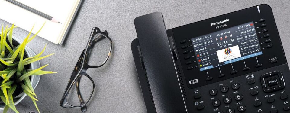 Panasonic stellt zwei neue IP-Tischtelefone vor. Panasonic stellt zwei neue IP-Tischtelefone vor.