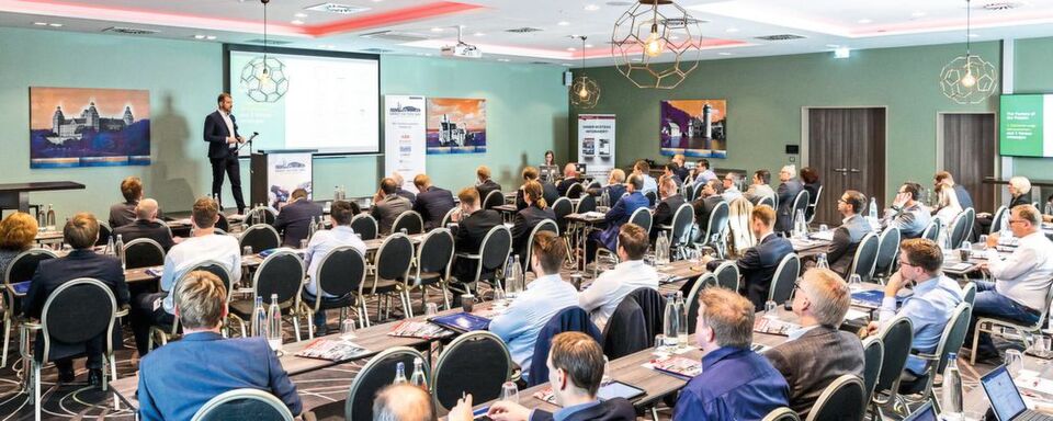 „Wie Industrie 4.0 die Fabrik der Zukunft“ prägt: Christoph Sieben von der Boston Consulting Group eröffnete den zweiten Smart Factory Day mit seiner Keynote. „Wie Industrie 4.0 die Fabrik der Zukunft“ prägt: Christoph Sieben von der Boston Consulting Group eröffnete den zweiten Smart Factory Day mit seiner Keynote.