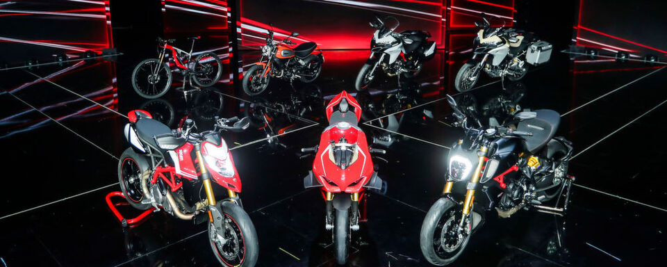 Theaterreif: Die Ducati-Premieren auf der EICMA gingen bereits am Sonntag Abend über die Bühne. Theaterreif: Die Ducati-Premieren auf der EICMA gingen bereits am Sonntag Abend über die Bühne.