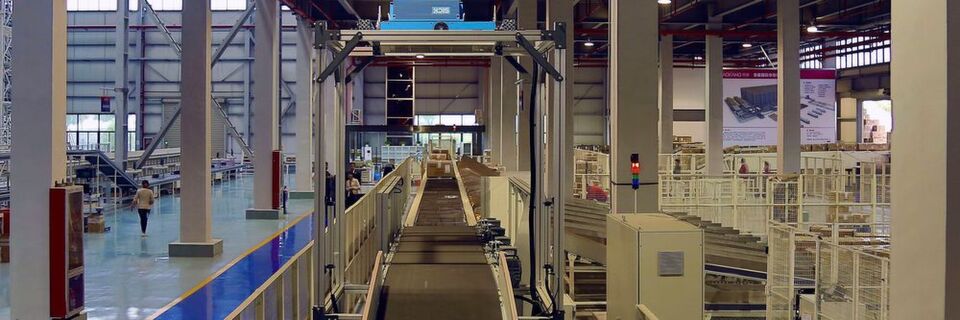 Auf 7000 Verpackungseinheiten pro Stunde ist der Vertikal-Quergurtsorter von Interroll beim chinesischen Schuhproduzenten Aokang ausgelegt. Auf 7000 Verpackungseinheiten pro Stunde ist der Vertikal-Quergurtsorter von Interroll beim chinesischen Schuhproduzenten Aokang ausgelegt.