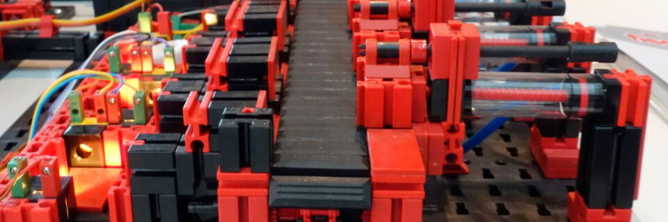 Nicht nur zum Spielen: Fischertechnik präsentiert Bausätze für die komplette Fabriksimulation. Nicht nur zum Spielen: Fischertechnik präsentiert Bausätze für die komplette Fabriksimulation.