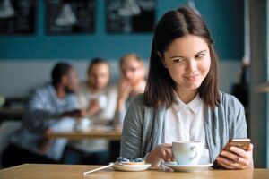 Beim Social Engineering setzen Hacker sich beispielsweise in einen Biergarten oder ein Café in der Nähe des Firmenstandortes und beschaffen sich so Informationen. Beim Social Engineering setzen Hacker sich beispielsweise in einen Biergarten oder ein Café in der Nähe des Firmenstandortes und beschaffen sich so Informationen.