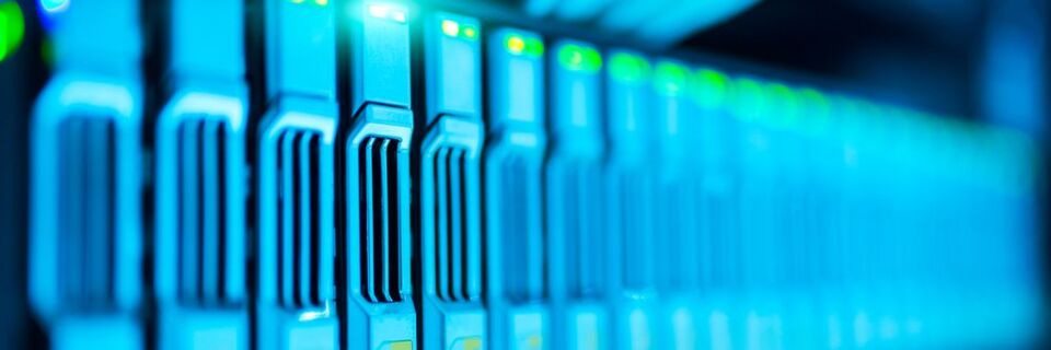 Diskbasierte Speichersysteme können zwar große Datenmengen aufnehmen, sind jedoch wesentlich langsamer als In-Memory-Datenbanken. Diskbasierte Speichersysteme können zwar große Datenmengen aufnehmen, sind jedoch wesentlich langsamer als In-Memory-Datenbanken.