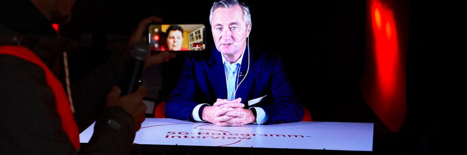 Vodafone-Deutschland-Chef Hannes Ametsreiter als holografischer Interviewpartner Vodafone-Deutschland-Chef Hannes Ametsreiter als holografischer Interviewpartner
