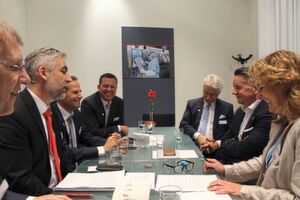 Left to right: Peter Claußnitzer (CTO Harro Höfliger), Thomas Hofmaier (Head Process Engineering at Glatt), Dr. Hagen Gehringer (Technical Director at Bausch+Ströbel), Thomas Weller (CEO Harro Höfliger), Siegfried Drost (Sales Director Uhlmann), Olaf J. Müller (CEO Fette), Anke Geipel-Kern (Senior Editor at PROCESS) Left to right: Peter Claußnitzer (CTO Harro Höfliger), Thomas Hofmaier (Head Process Engineering at Glatt), Dr. Hagen Gehringer (Technical Director at Bausch+Ströbel), Thomas Weller (CEO Harro Höfliger), Siegfried Drost (Sales Director Uhlmann), Olaf J. Müller (CEO Fette), Anke Geipel-Kern (Senior Editor at PROCESS)