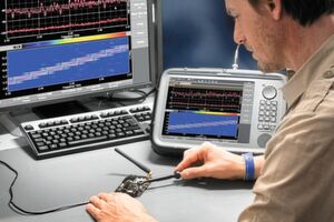 Der tragbare Signalanalysator SignalShark detektiert, analysiert, klassifiziert und lokalisiert HF-Signale zwischen 8 kHz und 8 GHz. Der tragbare Signalanalysator SignalShark detektiert, analysiert, klassifiziert und lokalisiert HF-Signale zwischen 8 kHz und 8 GHz.