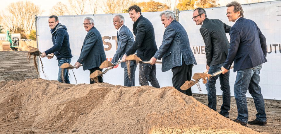 Gemeinsamer erster Spatenstich (von links): Andreas Müller (Inhaber M&P Architekten), Winfried Bruder (Ehemaliger Bürgermeister Karlstein), Andreas Zenglein (Stv. Landrat Aschaffenburg), Sven Bauer (CEO & Founder BMZ Group), Richard Pfannmüller (2. Bürgermeister Karlstein) Marco Schütz und Peter Körfer (beide Geschäftsführer LIST Bau Rhein-Main). Gemeinsamer erster Spatenstich (von links): Andreas Müller (Inhaber M&P Architekten), Winfried Bruder (Ehemaliger Bürgermeister Karlstein), Andreas Zenglein (Stv. Landrat Aschaffenburg), Sven Bauer (CEO & Founder BMZ Group), Richard Pfannmüller (2. Bürgermeister Karlstein) Marco Schütz und Peter Körfer (beide Geschäftsführer LIST Bau Rhein-Main).