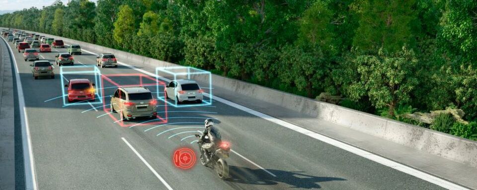 Mit dosierten Bremseingriffen soll der Motorrad-Notbremsassistent von Continental den Biker unterstützen, auf Gefahren möglichst frühzeitig zu reagieren. Mit dosierten Bremseingriffen soll der Motorrad-Notbremsassistent von Continental den Biker unterstützen, auf Gefahren möglichst frühzeitig zu reagieren.