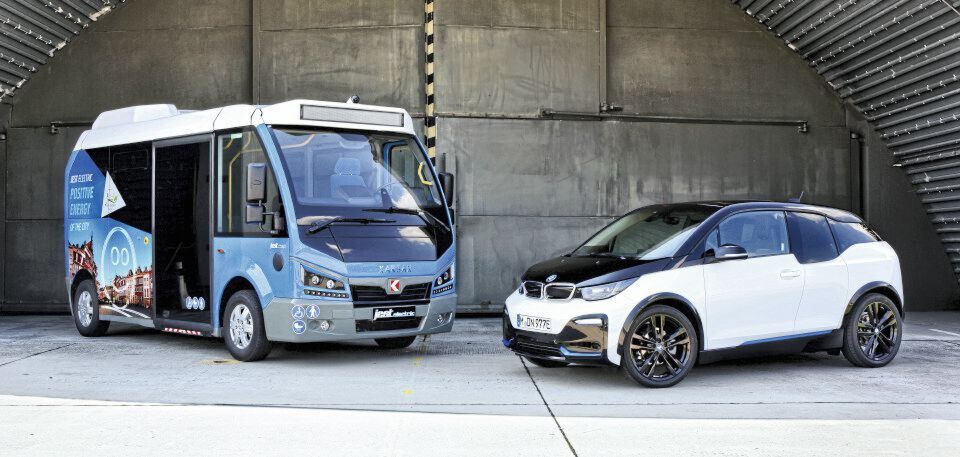 Der vollelektrische City-Bus „Jest“ des Unternehmens Karsan fährt mit BMW i3 Motoren und Hochvoltbatterien. BMW i erschließt damit konsequent ein weiteres Feld für zukunftsweisende, emissionsfreie Antriebstechnologien. Der vollelektrische City-Bus „Jest“ des Unternehmens Karsan fährt mit BMW i3 Motoren und Hochvoltbatterien. BMW i erschließt damit konsequent ein weiteres Feld für zukunftsweisende, emissionsfreie Antriebstechnologien.