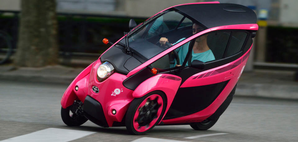 Der vollverkleidete zweisitzige i-Road soll die Helfer mobil machen: Das Kleinstfahrzeug kann sich wie ein Motorrad in die Kurve legen, ist bis zu 60 km/h schnell. Der vollverkleidete zweisitzige i-Road soll die Helfer mobil machen: Das Kleinstfahrzeug kann sich wie ein Motorrad in die Kurve legen, ist bis zu 60 km/h schnell.