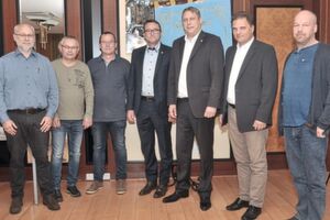 Führungsteam der Kfz-Innung Rostock – Bad Doberan: (v. li.) Norbert Stark (Geschäftsführer), Norbert Kuß (Werkstattprüfer), Olaf Seiler (Vorstandsmitglied), Martin Goldbach (stellv. Obermeister), Mike Specht (Obermeister), Andreas Wigger (Vorstandsmitglied) und Uwe Hameister (Werkstattprüfer). Führungsteam der Kfz-Innung Rostock – Bad Doberan: (v. li.) Norbert Stark (Geschäftsführer), Norbert Kuß (Werkstattprüfer), Olaf Seiler (Vorstandsmitglied), Martin Goldbach (stellv. Obermeister), Mike Specht (Obermeister), Andreas Wigger (Vorstandsmitglied) und Uwe Hameister (Werkstattprüfer).