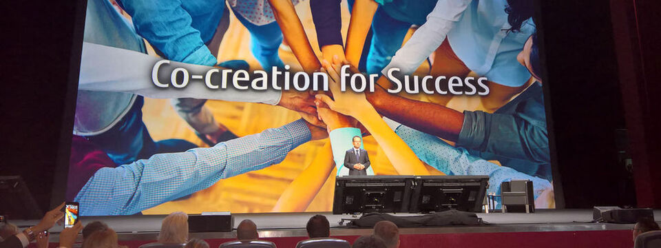 Während seiner Keynote am gestrigen Eröffnungstag des "Fujitsu Forum" beteuert CEO Tanaka: „Kreativität, Agilität und Menschen sind die Schlüsselfaktoren für den Erfolg der digitalen Transformation“ - Das "neue Fujitsu" brauche nicht mehr alles selber zu machen. Die Schließung des Fiujitsu-Werks in Augsburg erwähnte er mit keinem Wort. Während seiner Keynote am gestrigen Eröffnungstag des "Fujitsu Forum" beteuert CEO Tanaka: „Kreativität, Agilität und Menschen sind die Schlüsselfaktoren für den Erfolg der digitalen Transformation“ - Das "neue Fujitsu" brauche nicht mehr alles selber zu machen. Die Schließung des Fiujitsu-Werks in Augsburg erwähnte er mit keinem Wort.