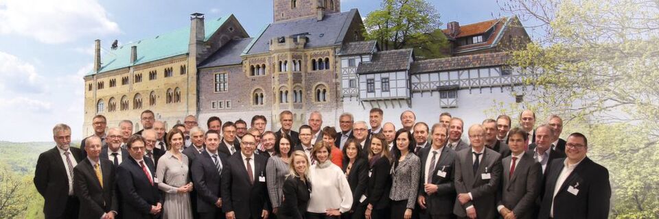 Die Teilnehmer des eGovernment Summits werden sich in diesem Jahr an historischer Stätte nahe der Wartburg treffen. Viele der Teilnehmer aus dem vergangenen Jahr werden wieder dabei sein Die Teilnehmer des eGovernment Summits werden sich in diesem Jahr an historischer Stätte nahe der Wartburg treffen. Viele der Teilnehmer aus dem vergangenen Jahr werden wieder dabei sein
