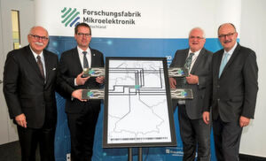 Symbolischen Akt zur Eröffnung der ersten FMD-Integrationslinie (v.l.n.r.): Prof. Matthias Kleiner, Präsident der Leibniz-Gemeinschaft, Prof. Georg Rosenfeld, Mitglied des Vorstands der Fraunhofer-Gesellschaft, Prof. Hubert Lakner, Vorsitzender des Lenkungskreises der Forschungsfabrik Mikroelektronik Deutschland und Dr. Michael Meister, Parl. Staatssekretär bei der Bundesministerin für Bildung und Forschung. Symbolischen Akt zur Eröffnung der ersten FMD-Integrationslinie (v.l.n.r.): Prof. Matthias Kleiner, Präsident der Leibniz-Gemeinschaft, Prof. Georg Rosenfeld, Mitglied des Vorstands der Fraunhofer-Gesellschaft, Prof. Hubert Lakner, Vorsitzender des Lenkungskreises der Forschungsfabrik Mikroelektronik Deutschland und Dr. Michael Meister, Parl. Staatssekretär bei der Bundesministerin für Bildung und Forschung.