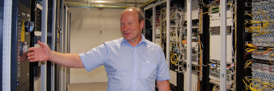 Dieter Mayer, Leiter IT-Infrastruktur bei der Schuler Pressen GmbH, zeigt das neue 120 Quadratmeter großes Rechenzentrum. Dieter Mayer, Leiter IT-Infrastruktur bei der Schuler Pressen GmbH, zeigt das neue 120 Quadratmeter großes Rechenzentrum.