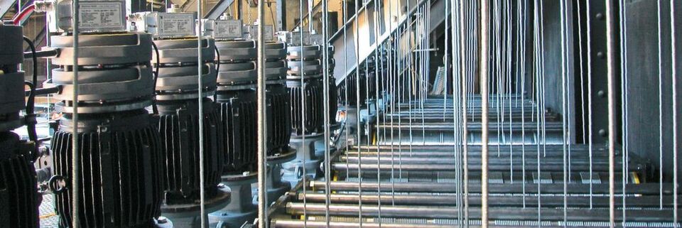 Die Bühnentechnik gehört zu den Anwendungsbereichen für Sicherheitsbremsen: Sie sorgen für das sichere Heben von Lasten – zuverlässig und leise. Die Bühnentechnik gehört zu den Anwendungsbereichen für Sicherheitsbremsen: Sie sorgen für das sichere Heben von Lasten – zuverlässig und leise.