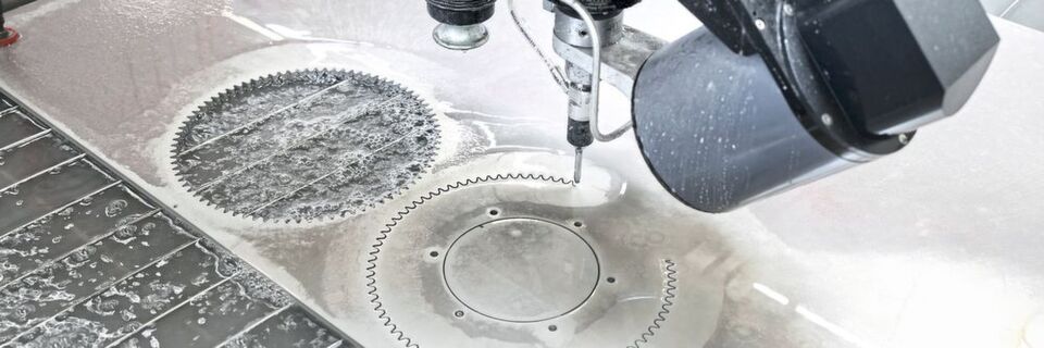 Abrasivschneiden mit Wasserstrahl. Abrasivschneiden mit Wasserstrahl.