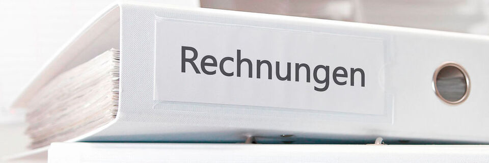68 Prozent der Empfänger digitaler Rechnungen drucken diese nach Erhalt aus und bearbeiten sie manuell weiter 68 Prozent der Empfänger digitaler Rechnungen drucken diese nach Erhalt aus und bearbeiten sie manuell weiter
