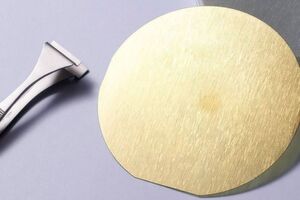 Das Dresdner Start-up Silectra hat ein Verfahren entwickelt, mit dem kristalline Materialen im Vergleich zur üblichen Sägetechnik mit minimalen Materialverlusten gesplittet werden können. Die Weiterentwicklung der Cold Split-Technologie wird am bisherigen Siltectra-Standort in Dresden und am österreichischen Infineon-Standort Villach erfolgen. Das Dresdner Start-up Silectra hat ein Verfahren entwickelt, mit dem kristalline Materialen im Vergleich zur üblichen Sägetechnik mit minimalen Materialverlusten gesplittet werden können. Die Weiterentwicklung der Cold Split-Technologie wird am bisherigen Siltectra-Standort in Dresden und am österreichischen Infineon-Standort Villach erfolgen.